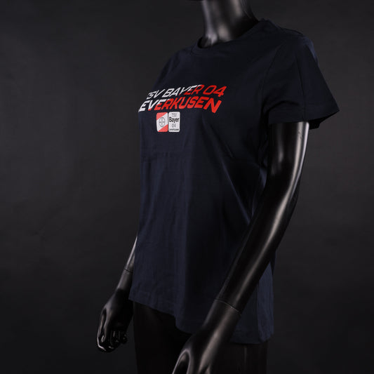 Dunkelblaues Damen-T-Shirt mit rotem und weißem „TSV Bayer 04 Leverkusen“-Schriftzug und Vereinslogo, schräg von vorne fotografiert an einer weiblichen Schaufensterpuppe vor schwarzem Hintergrund.