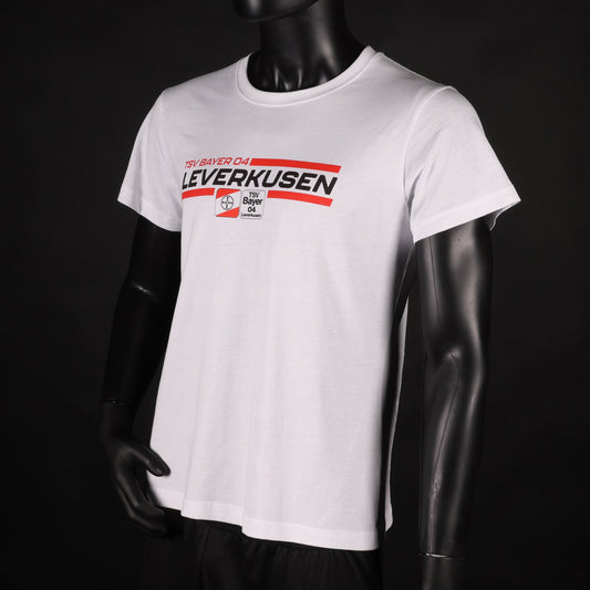 Weißes Kinder-T-Shirt mit dem Aufdruck „TSV Bayer 04 Leverkusen“ in Schwarz und Rot sowie dem Vereinslogo in der Mitte, präsentiert auf einer Schaufensterpuppe vor schwarzem Hintergrund.