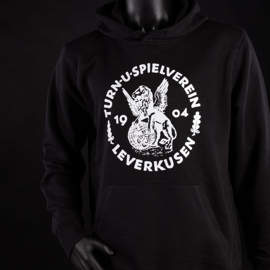 Schwarzer Hoodie mit weißem TSV-Bayer-04-Leverkusen-Logo ‚Turn- und Spielverein 1904 Leverkusen‘, getragen von einer Schaufensterpuppe, mit Kängurutasche und Kapuze.