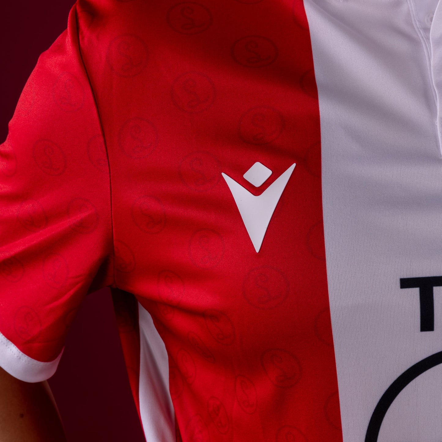 Legacy_Trikot_Front_Detail_Macron