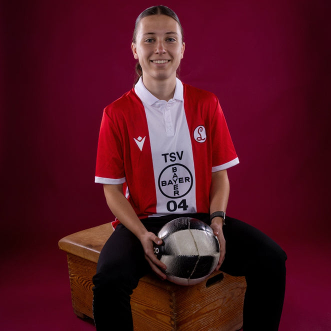 Legacy_Trikot_Front_Frau_Sitzend