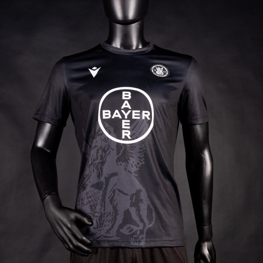 Schwarzes Sondertrikot des TSV Bayer 04 Leverkusen an einer schwarzen Schaufensterpuppe, mit weißem Bayer-Kreissymbol, Vereinslogo auf der linken Brust und dunklem Löwenmotiv im unteren Bereich.