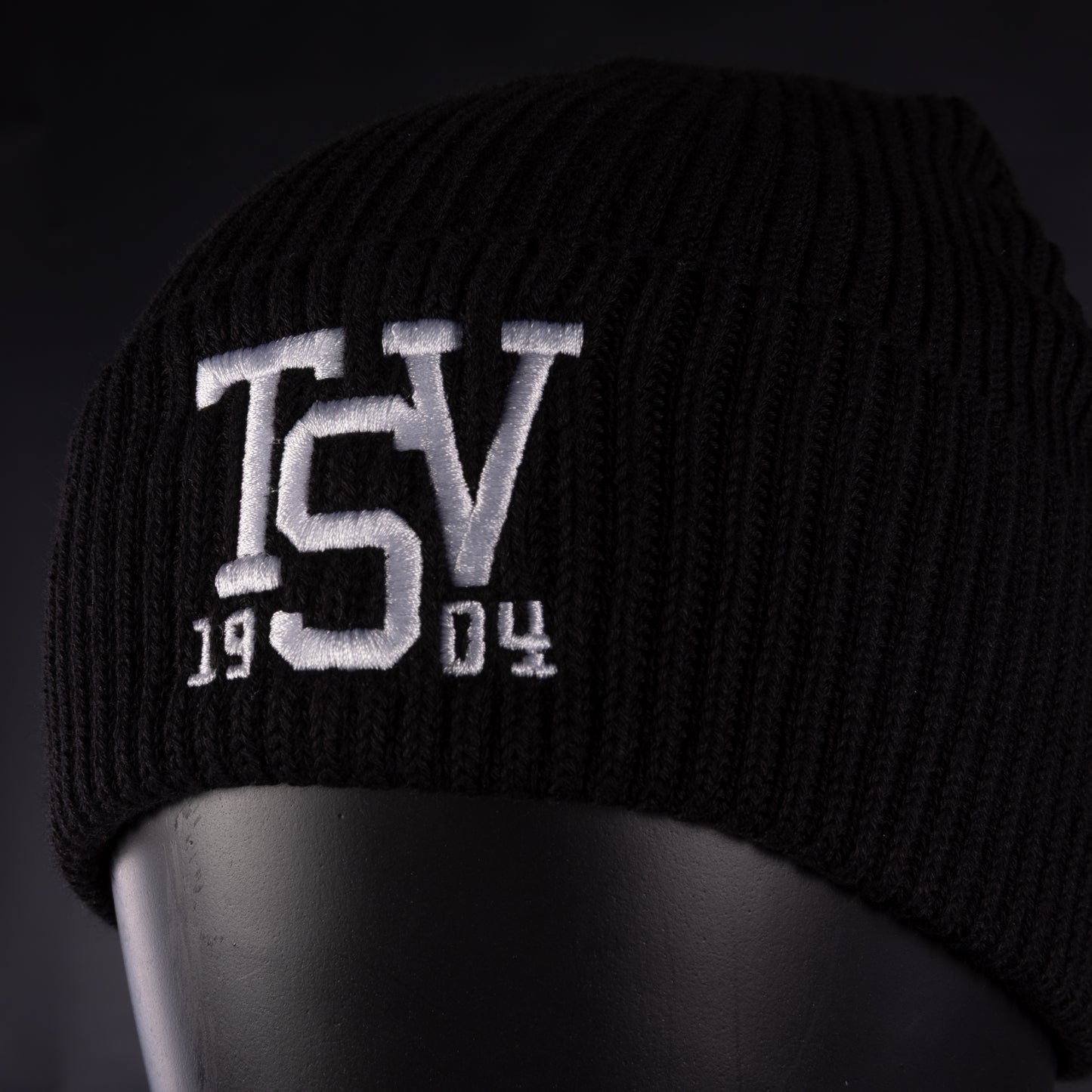 Strickmütze mit aufgestickten TSV Logo seitlich
