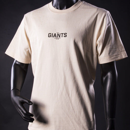 Beigefarbenes T-Shirt der Bayer Giants Leverkusen mit kleinem schwarzem Brustaufdruck ‚Bayer Giants – Basketball EST. 1961‘, getragen von einer Schaufensterpuppe.