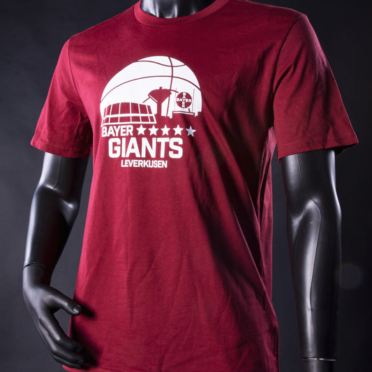 Bordeauxrotes T‑Shirt der Bayer Giants Leverkusen mit weißem Basketballmotiv und Schriftzug ‚Bayer Giants Leverkusen‘, präsentiert an einer Schaufensterpuppe.